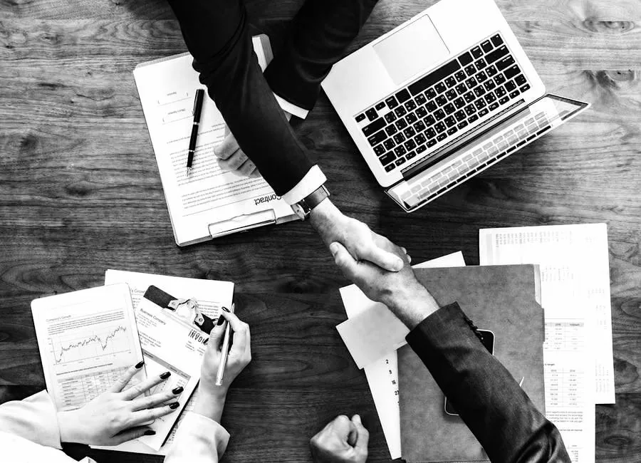 ¿Qué nivel de responsabilidad tiene gobierno, empresa y sociedad en el desarrollo?